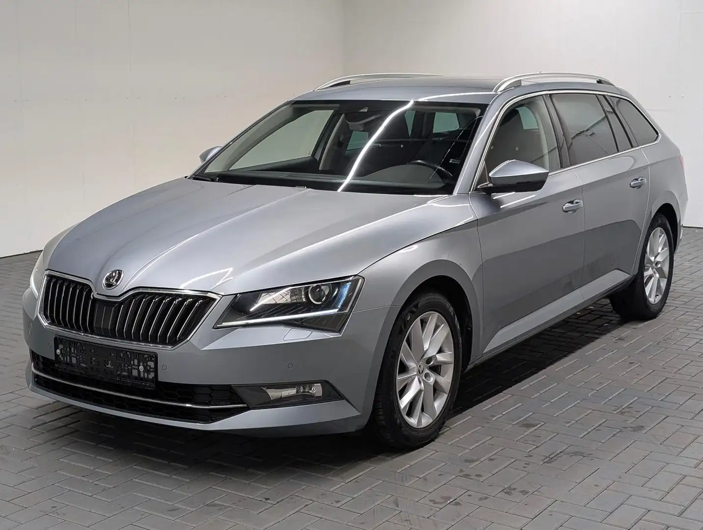 Skoda Superb Combi Bi-Xenon/Navi/SHZ/PDC/elHeck/Canton Grau - 1