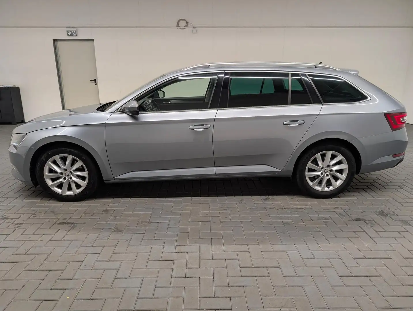 Skoda Superb Combi Bi-Xenon/Navi/SHZ/PDC/elHeck/Canton Grau - 2