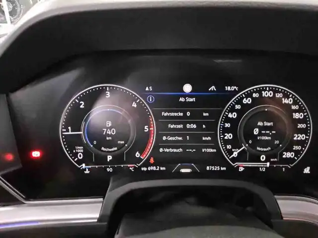 Volkswagen Touareg view 4
