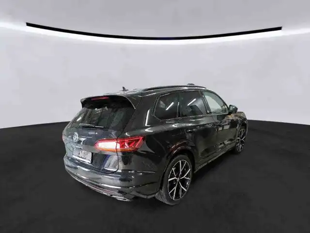 Volkswagen Touareg view 3