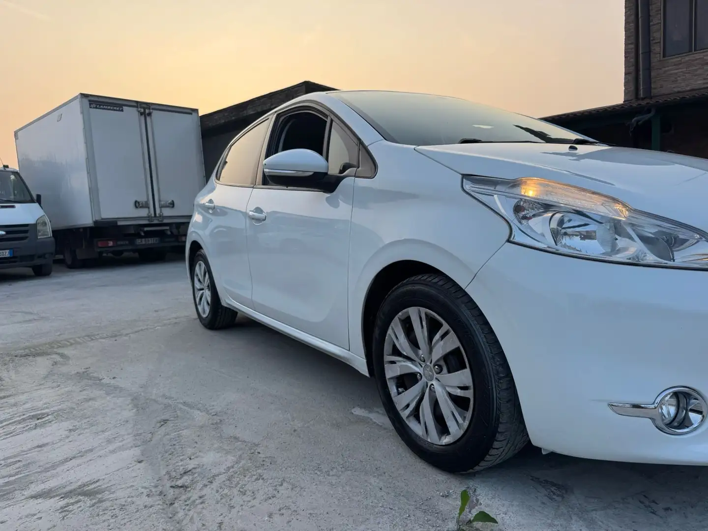 Peugeot 208 1.4 HDi 68 CV 5 porte Allure neopatentati Weiß - 2