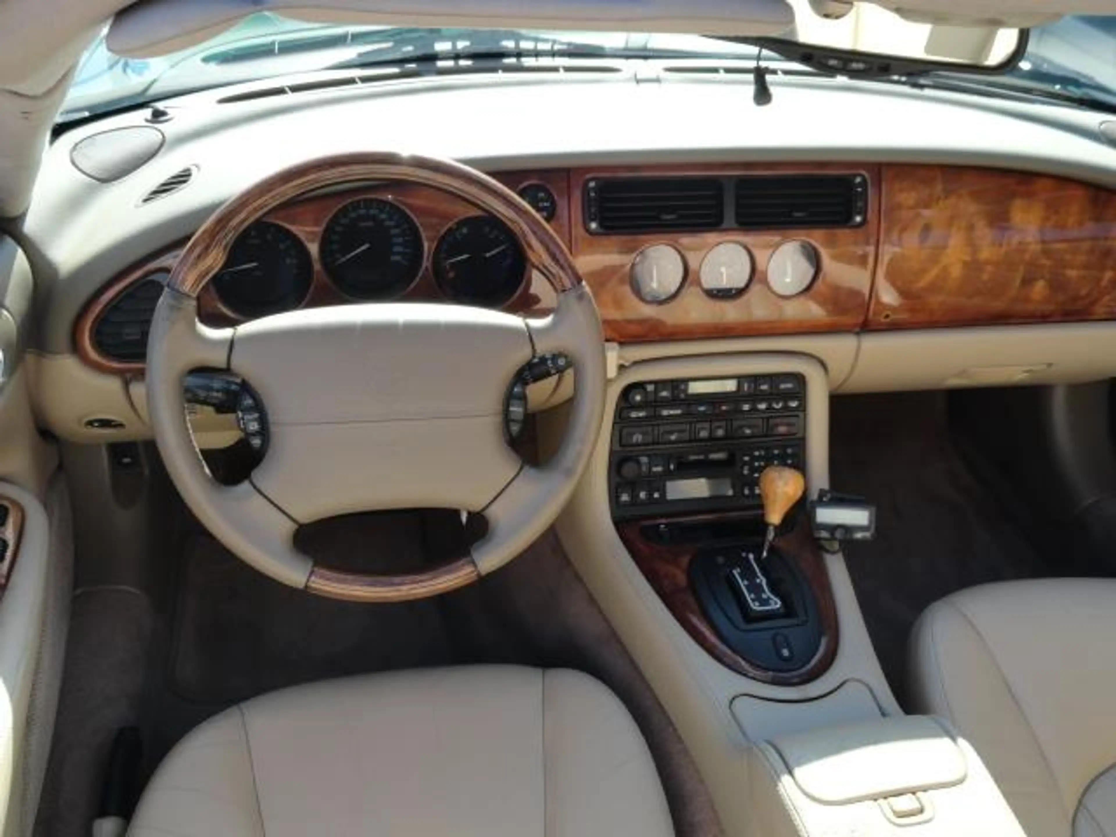 Jaguar XK8 4.2 V8 Convertible — photo 14