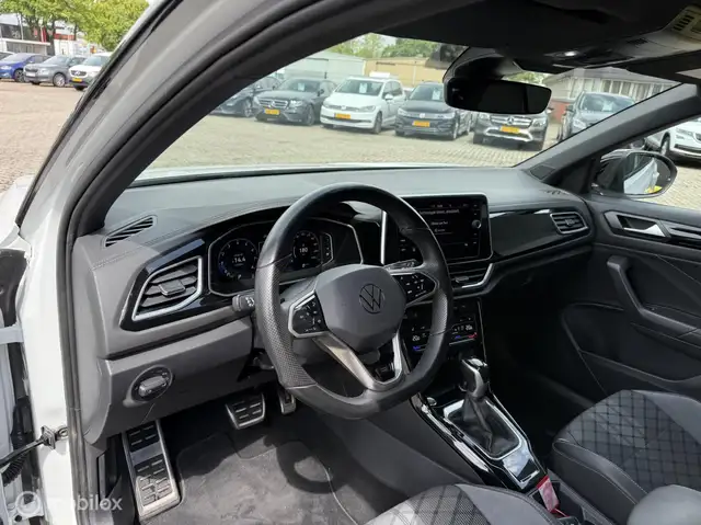 Volkswagen T-Roc view 11