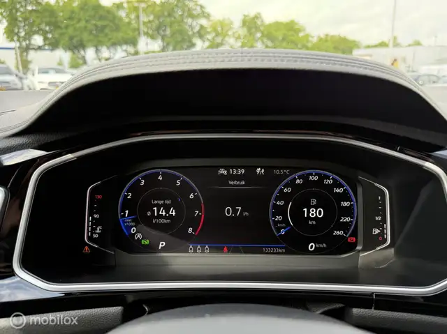 Volkswagen T-Roc view 15