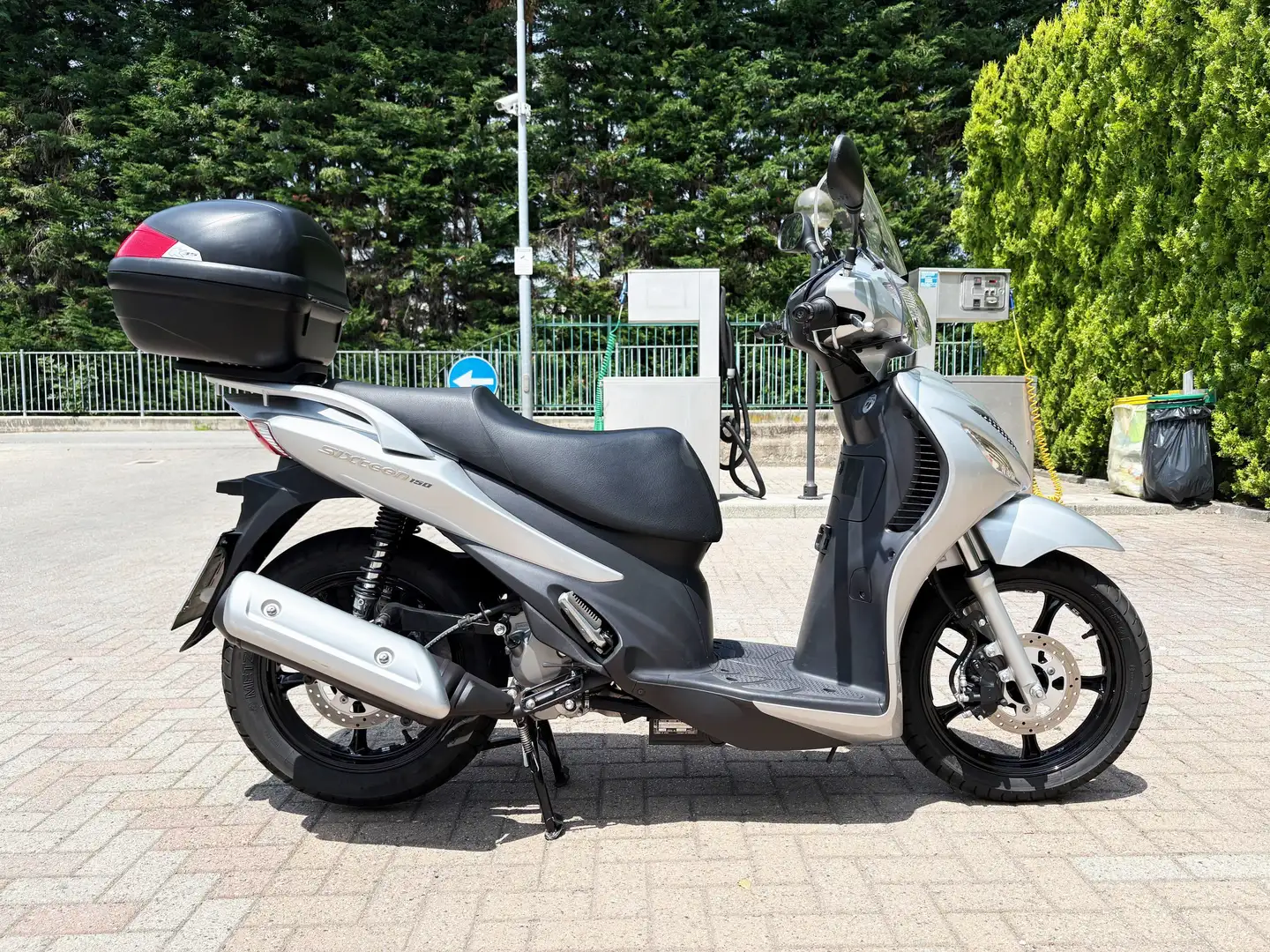 Suzuki Sixteen 150 Zilver - 1
