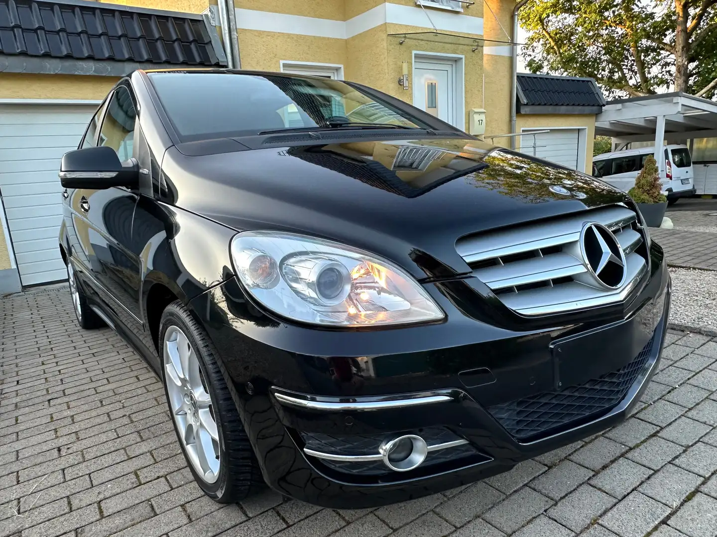Mercedes-Benz B 180 B 180 BlueEFFICIENCY Schwarz - 2