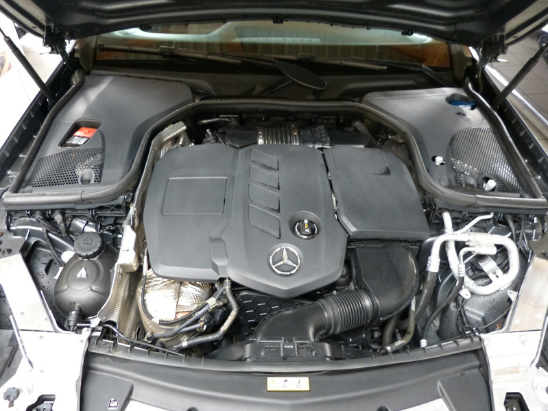 Mercedes-Benz E 220 D Coupe Avantgarde[Panorama/Kamera] — photo 10
