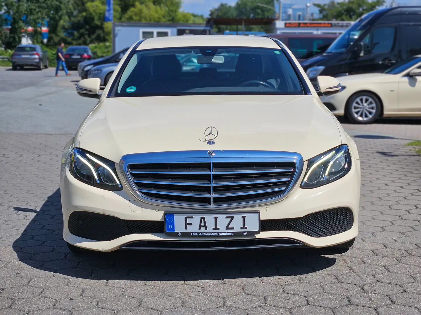 Mercedes-Benz E 200 d 9G-TRONIC Parktronik Kamera Navi Widescreen Beige - 2