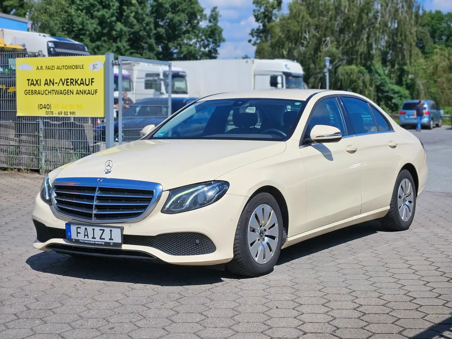 Mercedes-Benz E 200 d 9G-TRONIC Parktronik Kamera Navi Widescreen Beige - 1