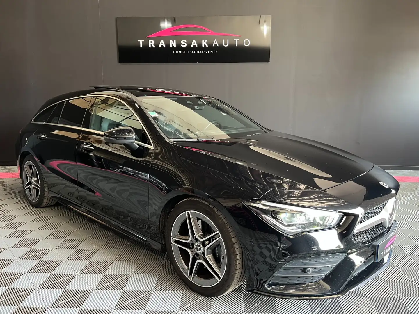 Mercedes-Benz AMG Line Černá - 1