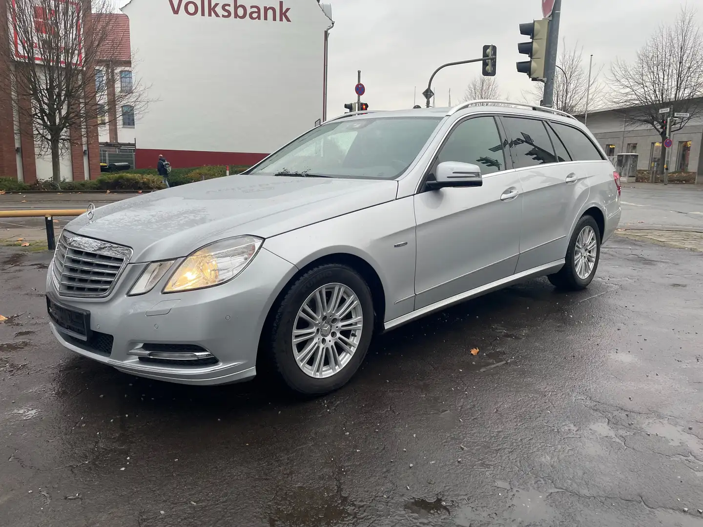 Mercedes-Benz E 220 TEMPOMAT*KLIMAAUTOMATIK*SHZ*ISOFIX*TÜV*04/2027 Gris - 1