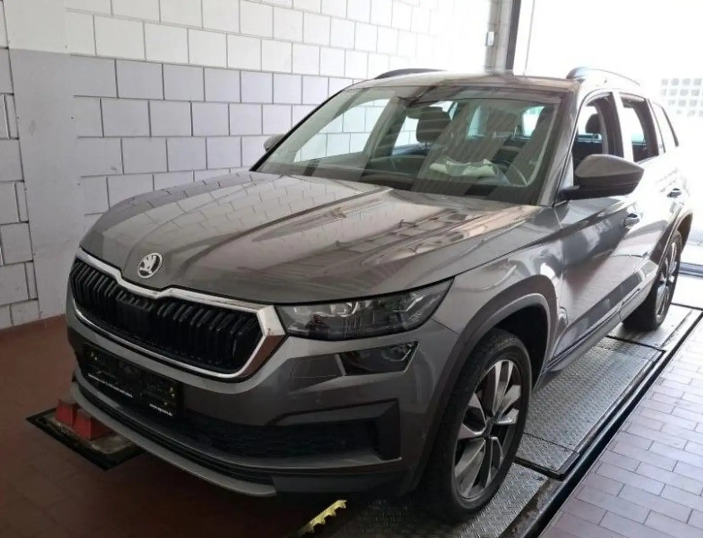 Skoda Kodiaq 2.0 TDI DSG Tour MatrixLED Sunset AHK Nav Grau - 2