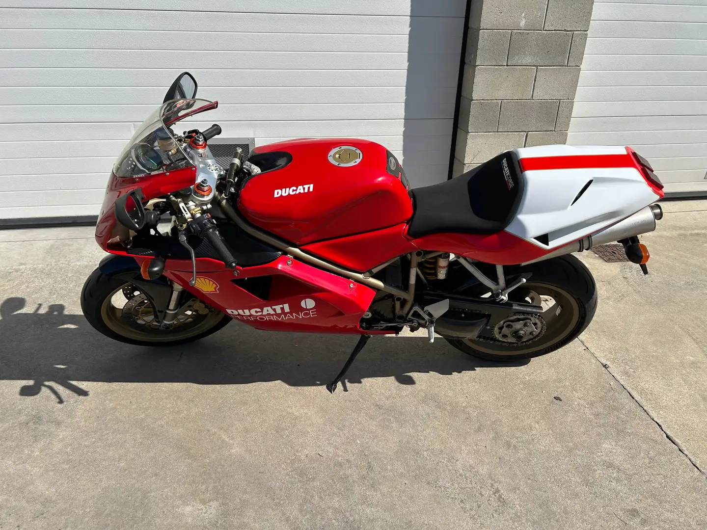 Ducati 748 Rojo - 1