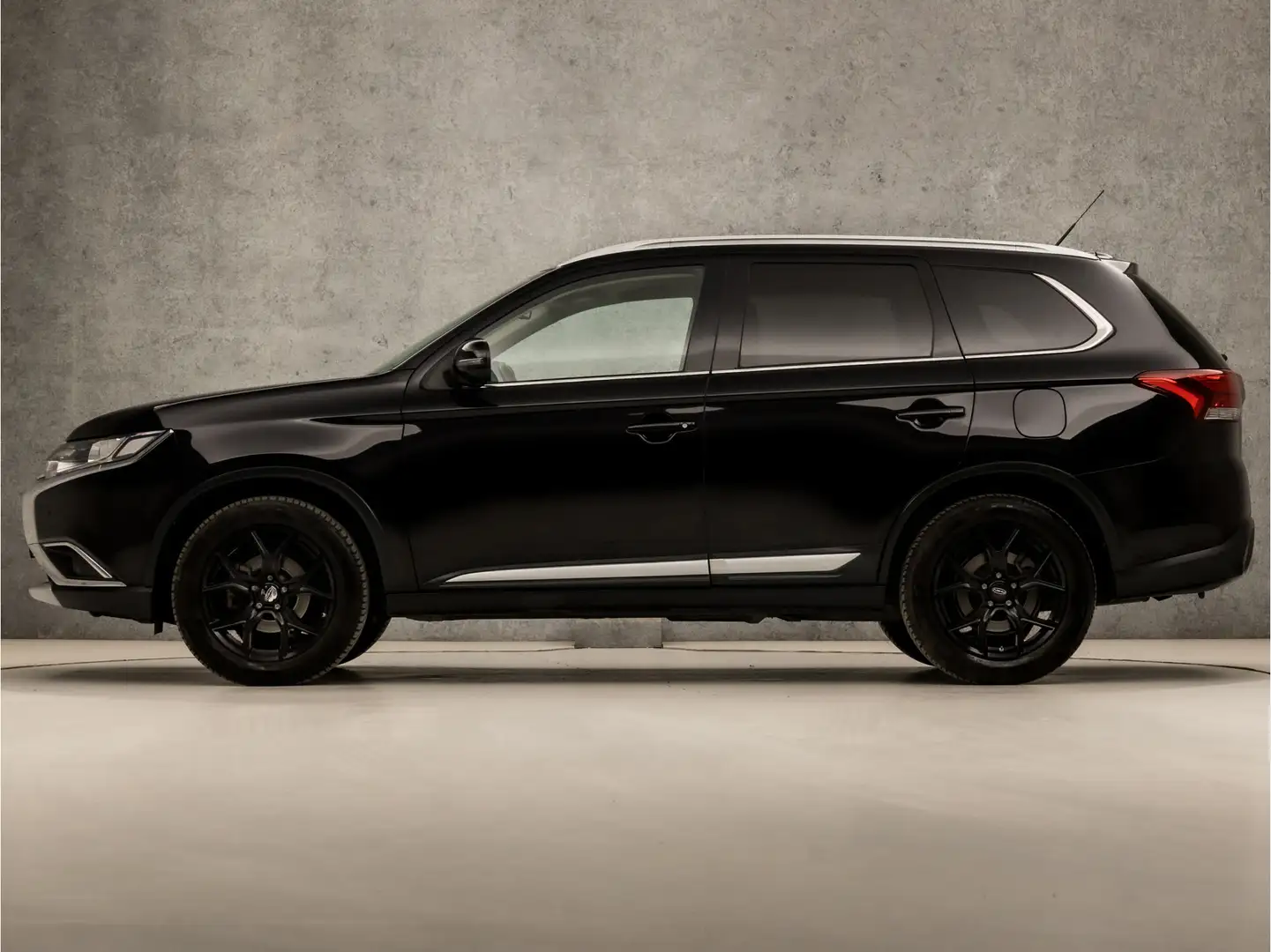Mitsubishi Outlander 2.0 Black Sport 150Pk Automaat (NAVIGATIE, CAMERA, Negru - 2