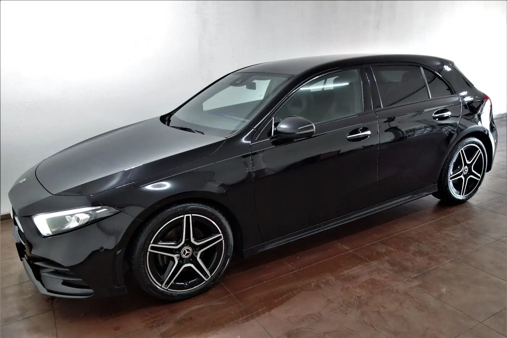 Mercedes-Benz A 180 AMG Line Keyless/LED/MBUX/Night/Distronic Negru - 2