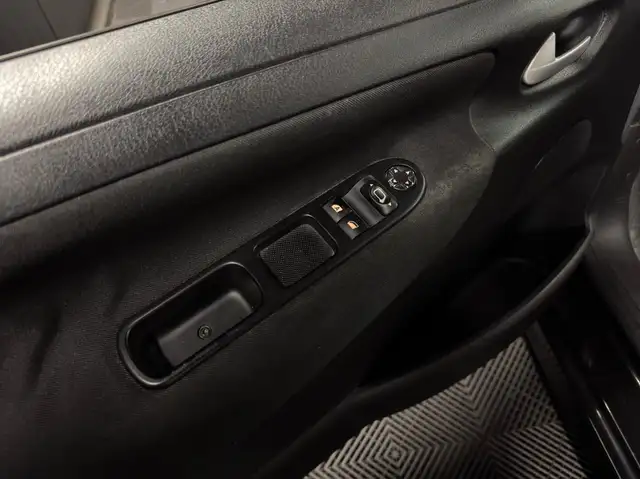 Peugeot 207 view 10