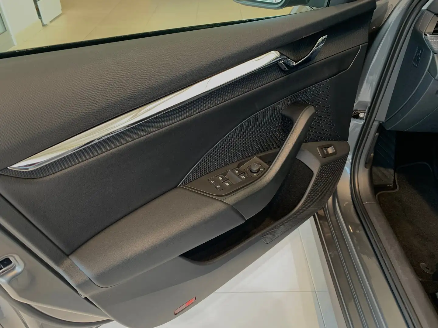 Skoda Octavia Style TDI DSG Gris - 2