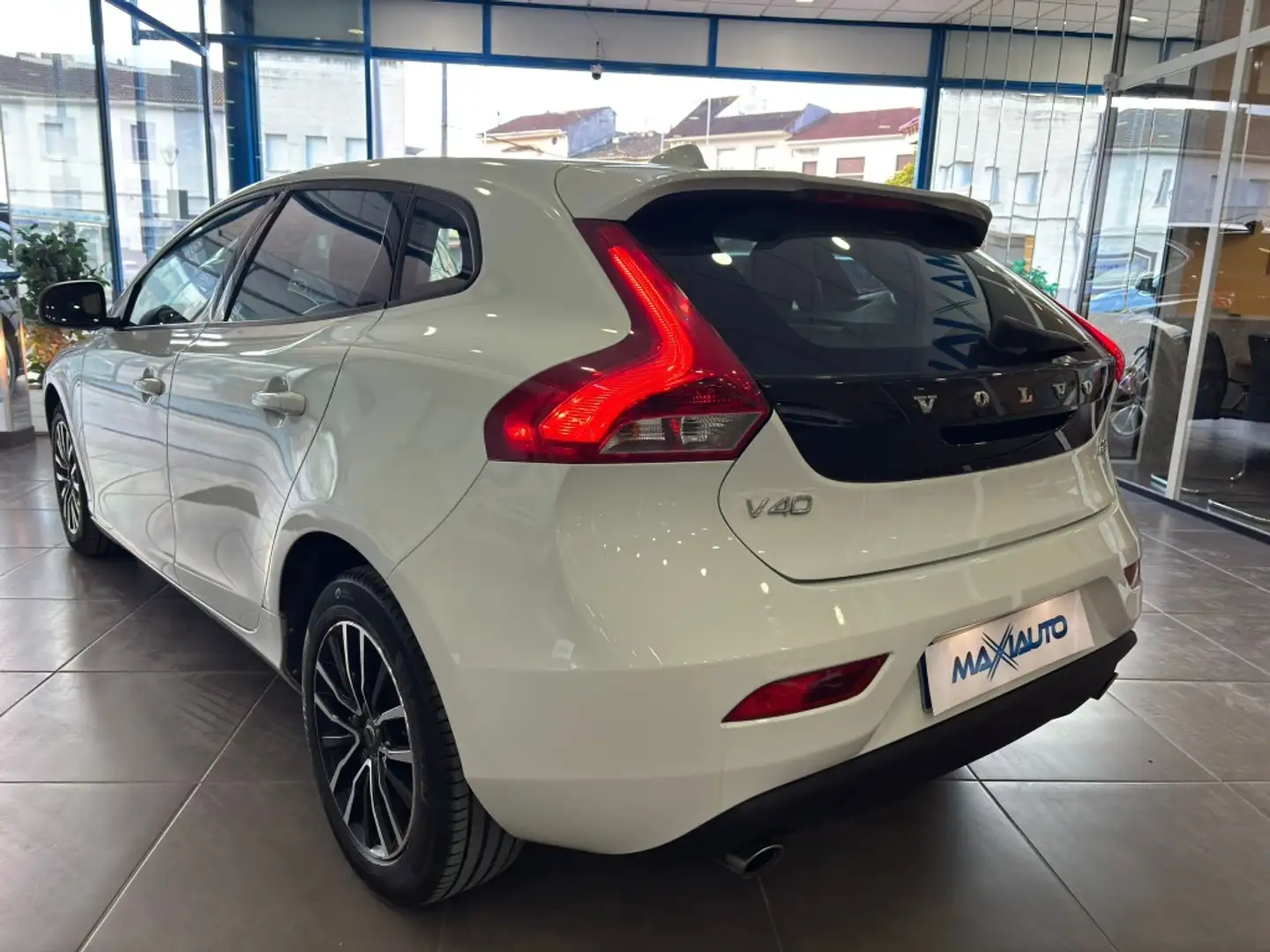 Volvo V40 D3 Momentum Aut. 150 Blanco - 2