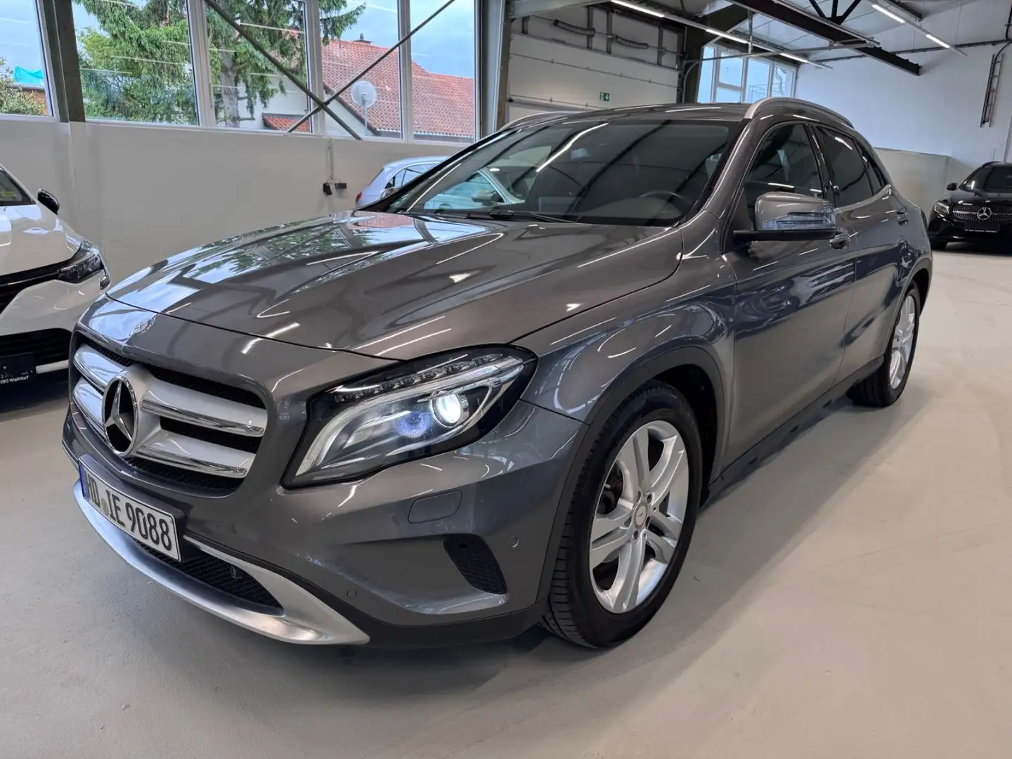 Mercedes-Benz GLA 180 SHZ Kamera Navi AHK Urban Серый - 1