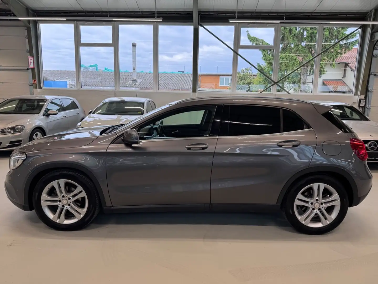 Mercedes-Benz GLA 180 SHZ Kamera Navi AHK Urban Серый - 2