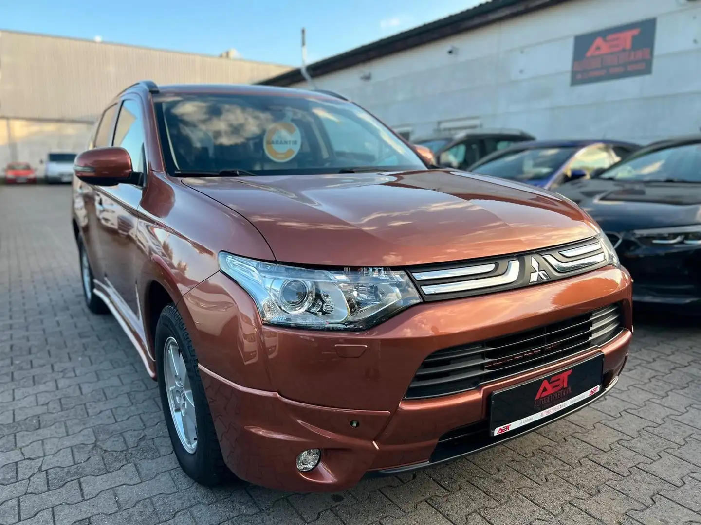 Mitsubishi Outlander 2.2 DI-D 4WD,Auto,7Sitzer,Navi,AHK,PDC Braun - 1