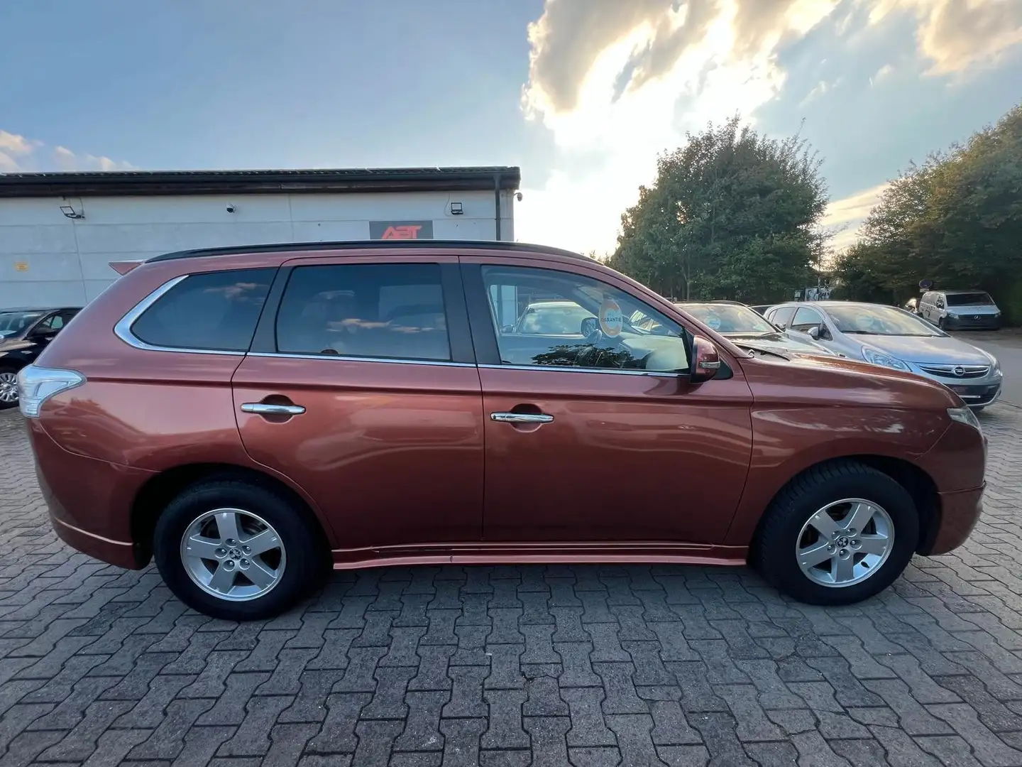 Mitsubishi Outlander 2.2 DI-D 4WD,Auto,7Sitzer,Navi,AHK,PDC Braun - 2