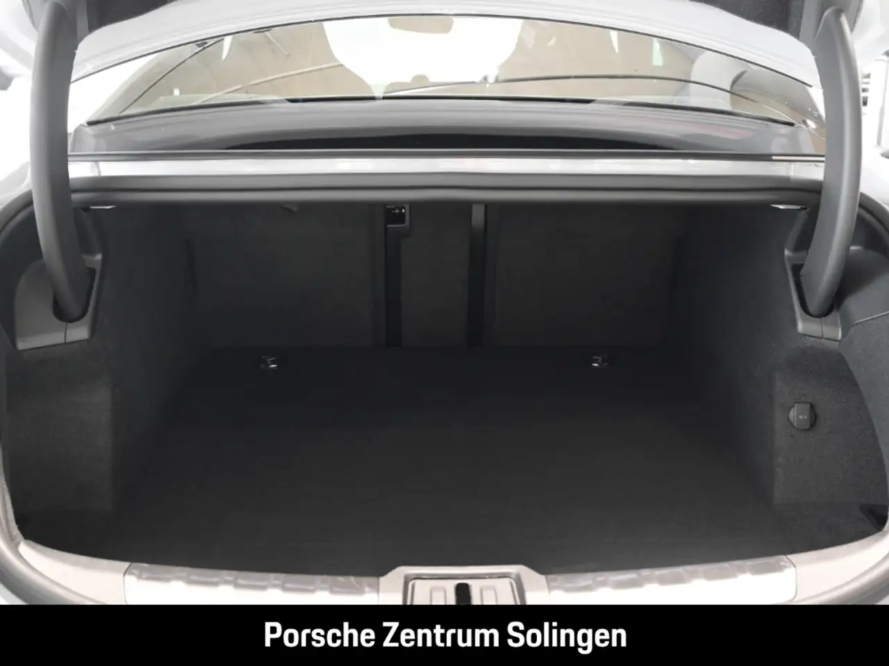 Porsche Taycan 4 Black Edition PANO SportDesign 21'' Beifahrer 9