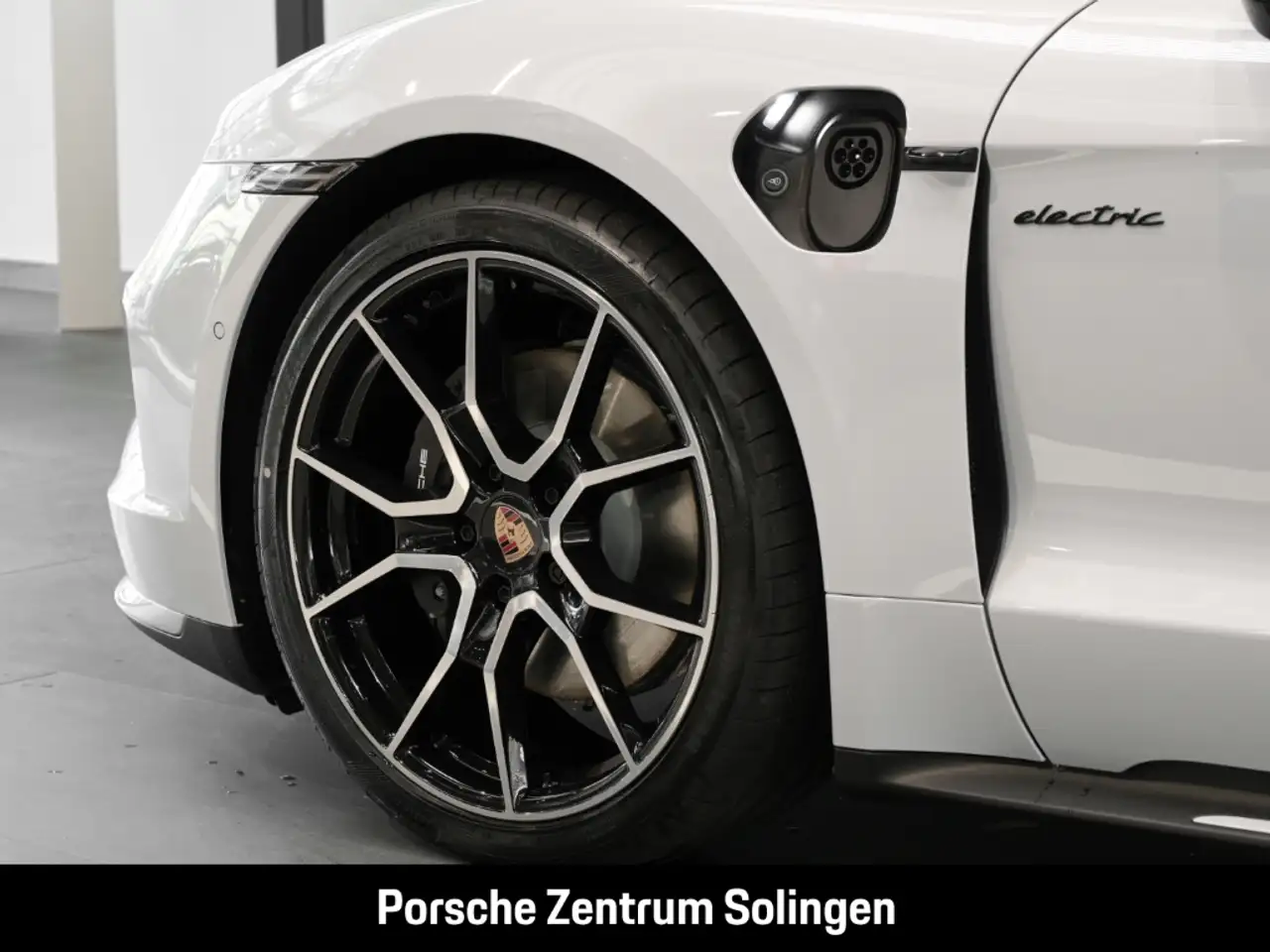 Porsche Taycan 4 Black Edition PANO SportDesign 21'' Beifahrer 10