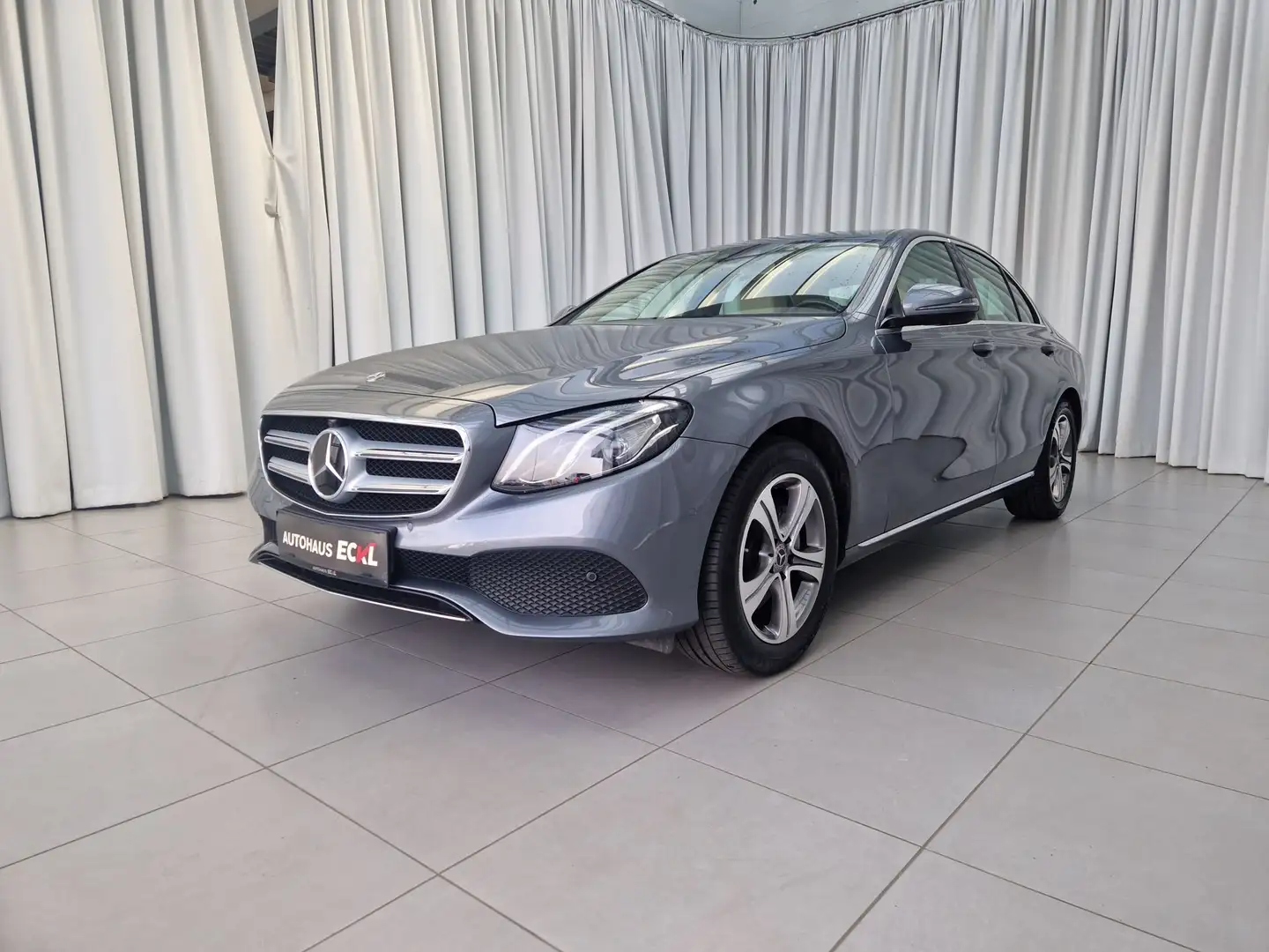 Mercedes-Benz E 200 4MATIC Limousine Grau - 2