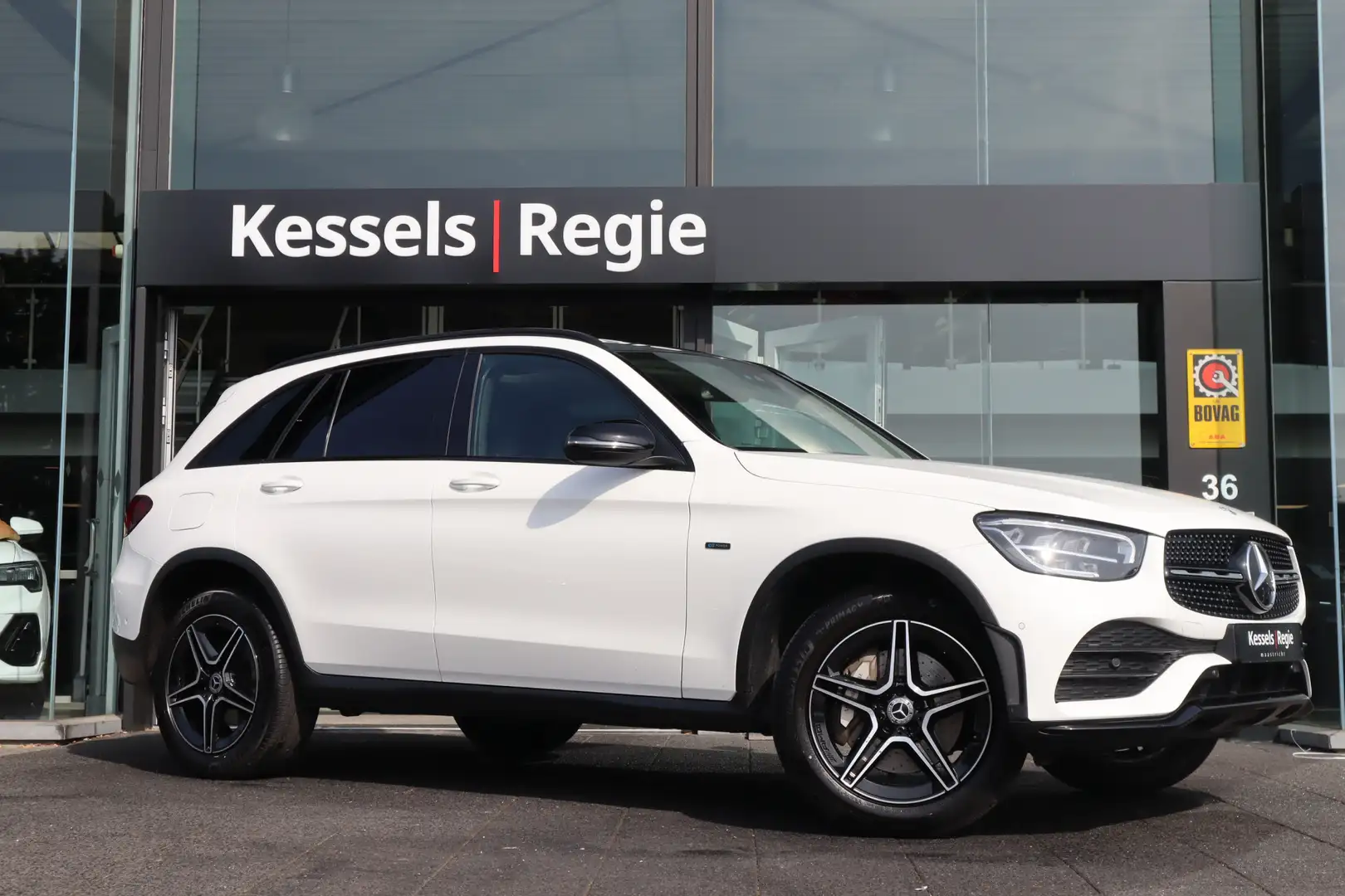 Mercedes-Benz GLC 300 300e 4MATIC AMG Night Led Leer Pano Navi Elec.trek Wit - 2