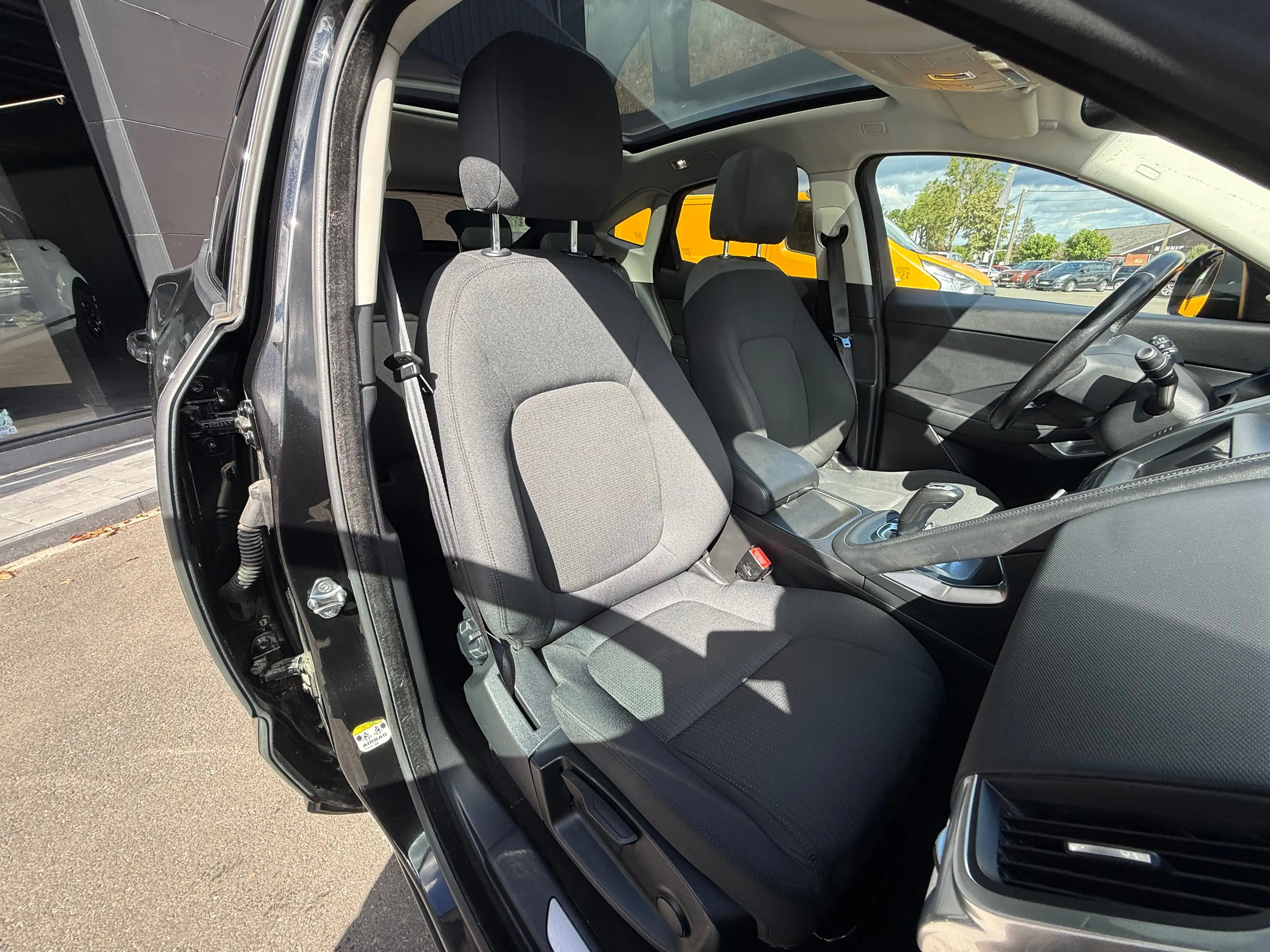 Jaguar E-Pace E-Pace 2.0 D AWD BOÎTE AUTO,CRUISE,CLIM,CAMÉRA,RADARS,TOIT PANO… — photo 7