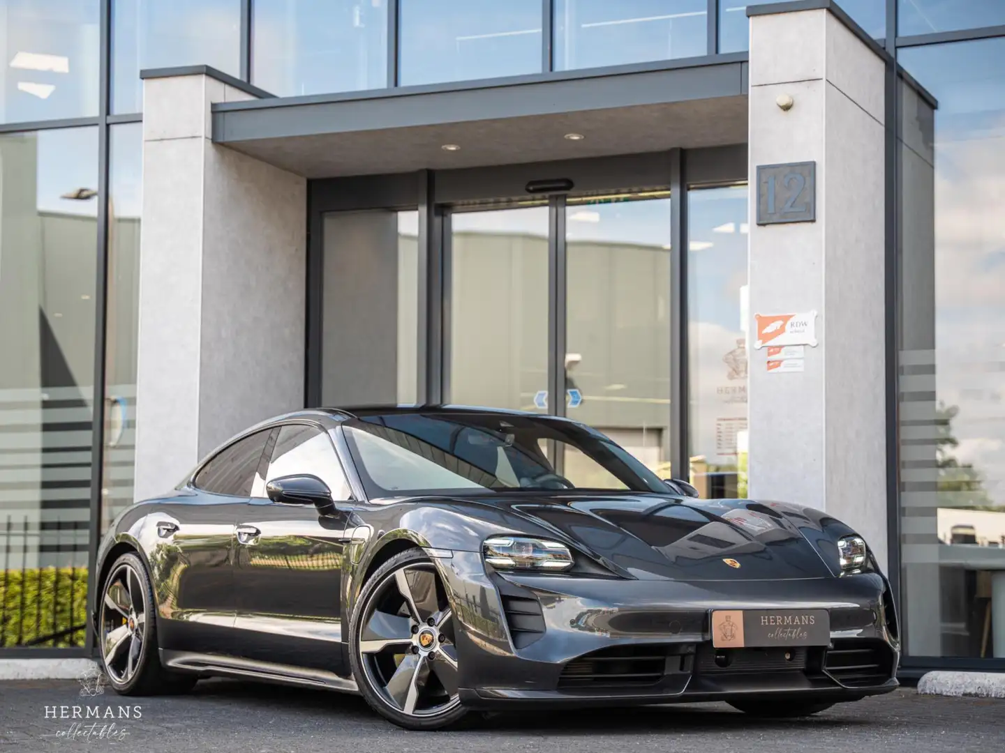 Porsche Taycan Turbo S 93 kWh / Burmester / Carbon / InnoDrive / Grijs - 1