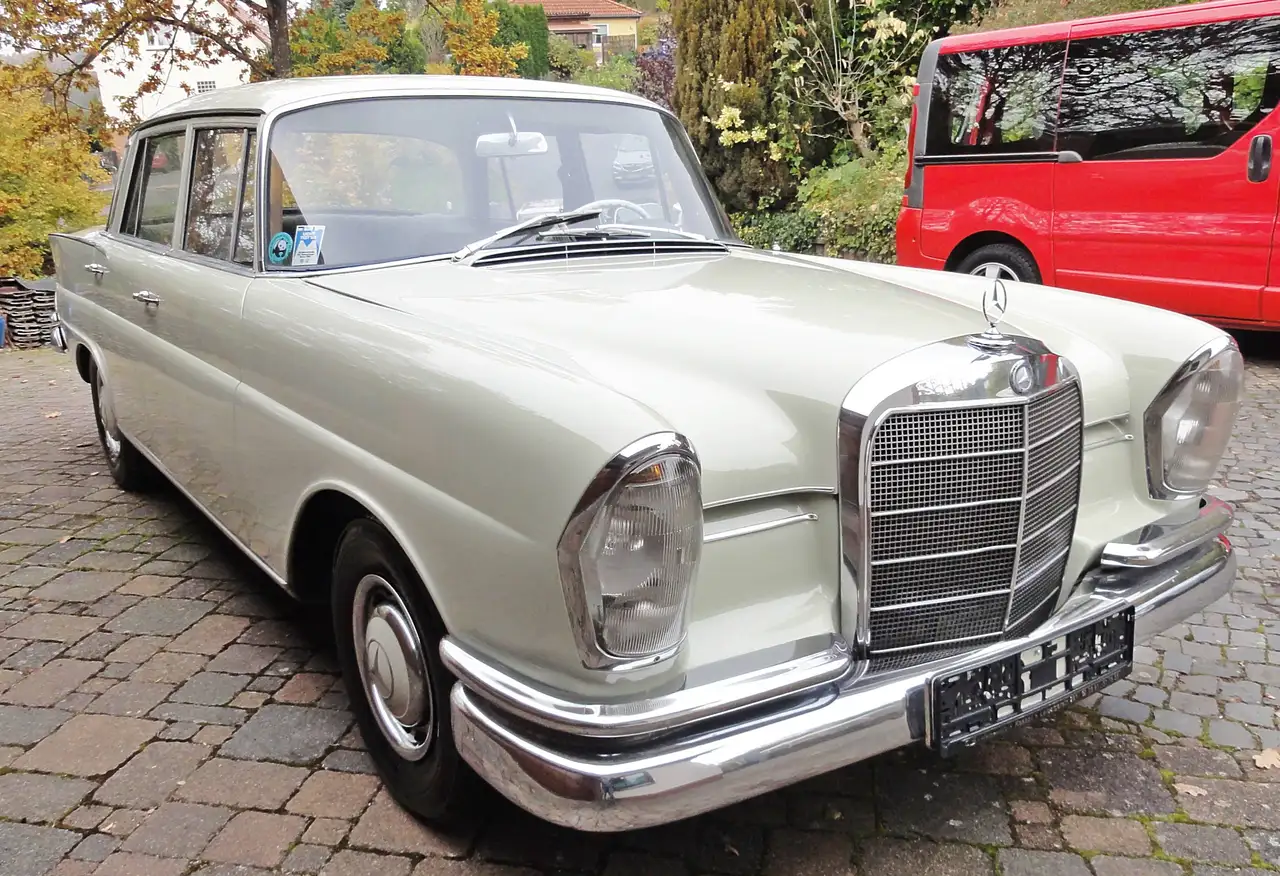 Mercedes-Benz 220 SEB Limousine W111 Sechszylinder 120 PS, foto 1