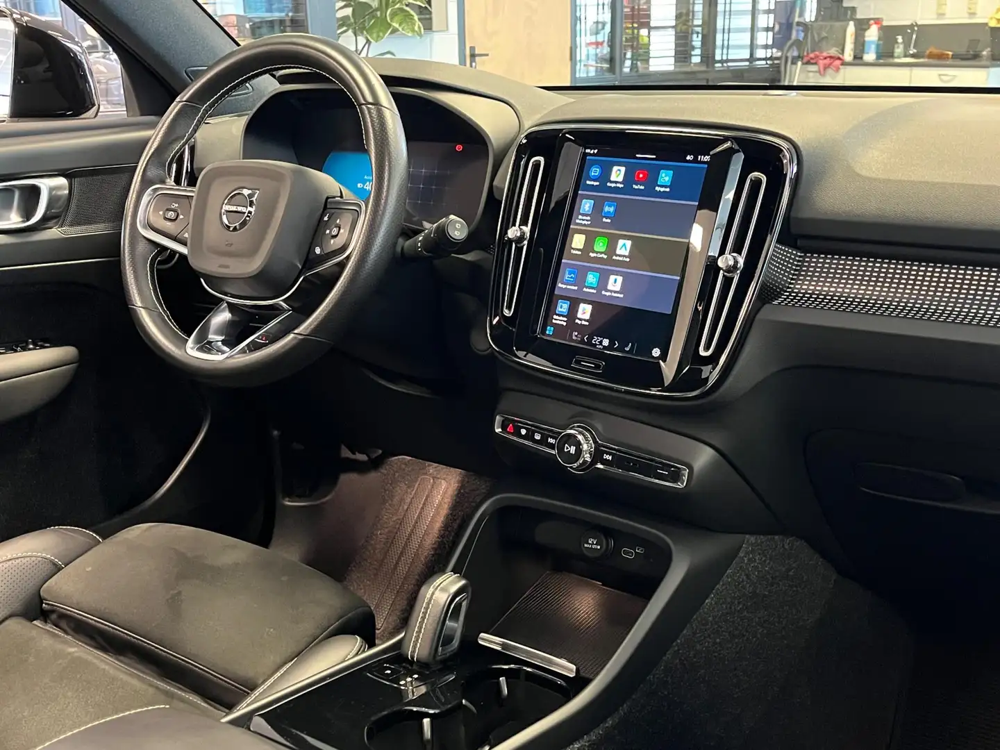Volvo XC40 Recharge P8 AWD R-Design | Panoramadak | LED | App Weiß - 2