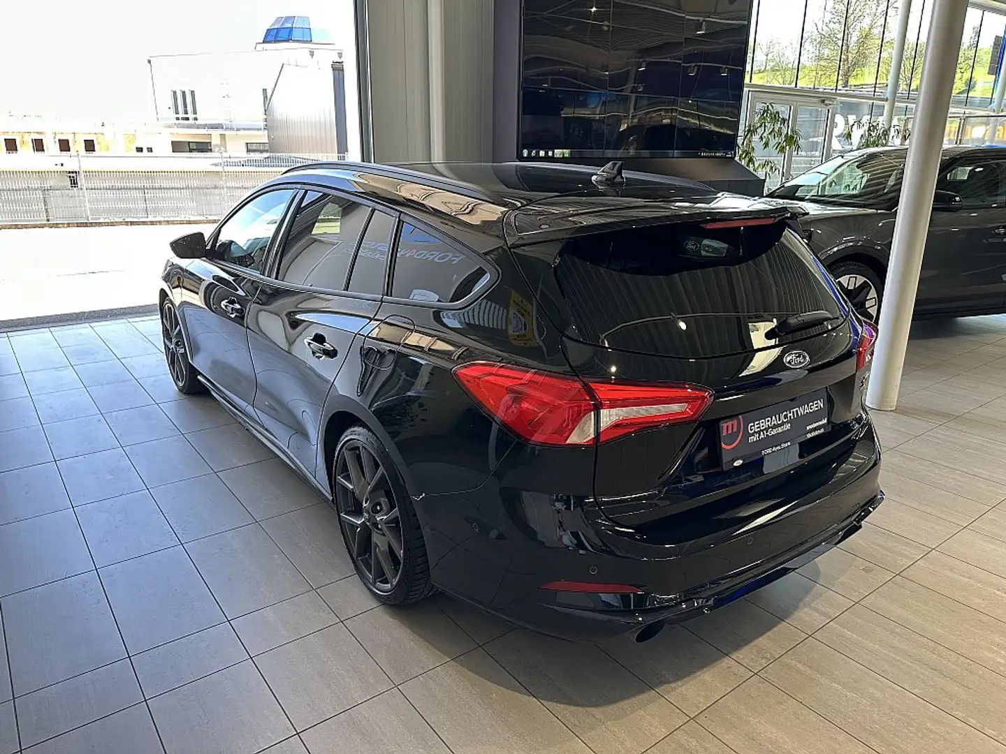 Ford Focus Traveller 2,3 EcoBoost ST mit Styling-Paket Aut. Schwarz - 2