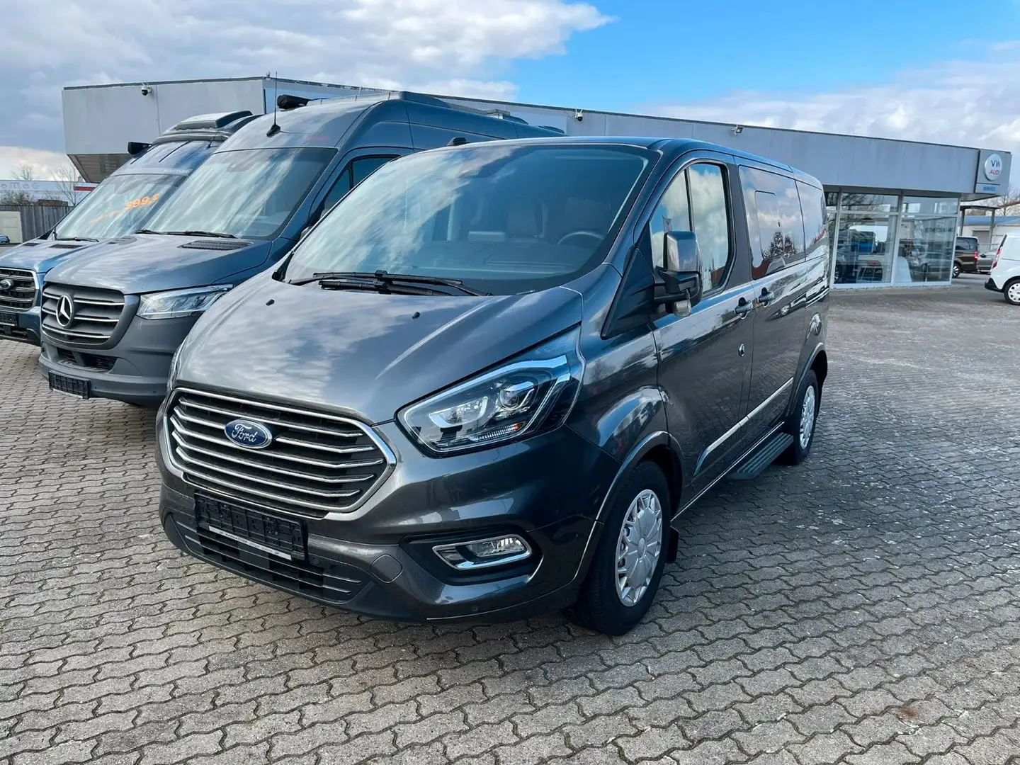 Ford Tourneo Custom TitaniumX L1 Klima v+h/ACC/Kamera Grau - 1