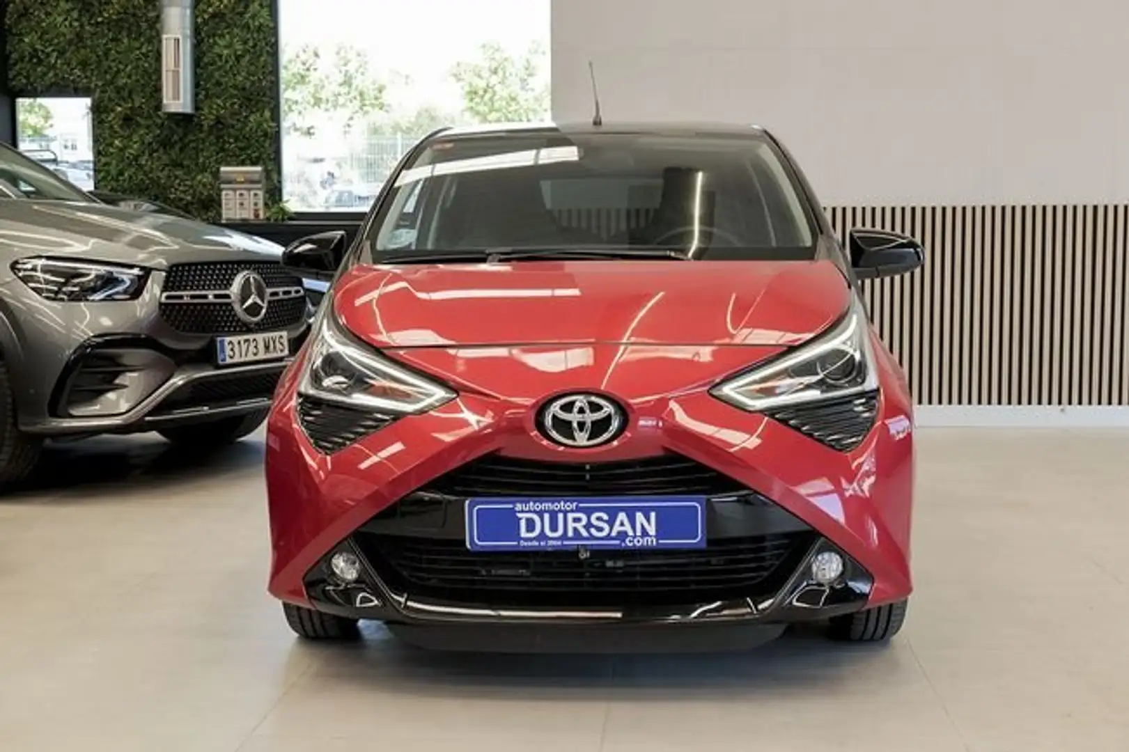Toyota Aygo 1.0 70 xplay Rojo - 2
