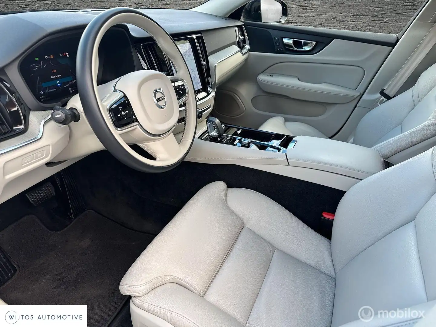 Volvo V60 2.0 T6 Plug-in hybrid AWD Plus Dark, Long range Zwart - 2