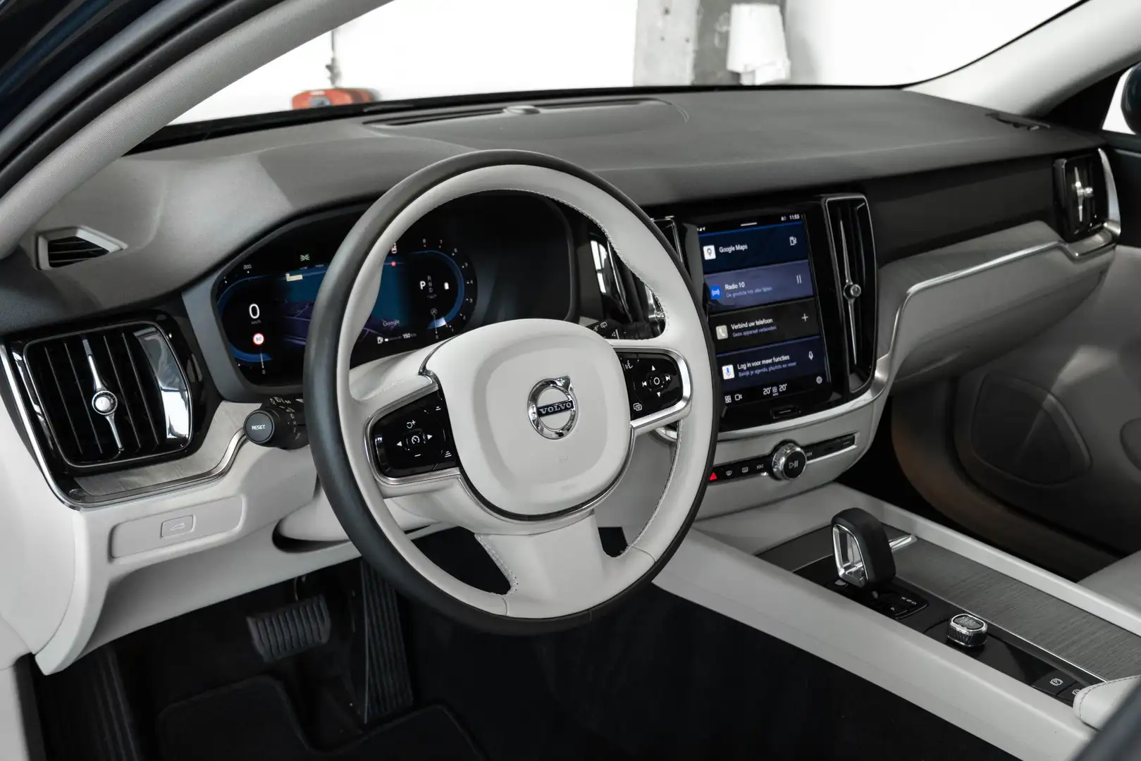 Volvo V60 B3 Automaat Essential Edition | 1ste Eigenaar | De Bleu - 2