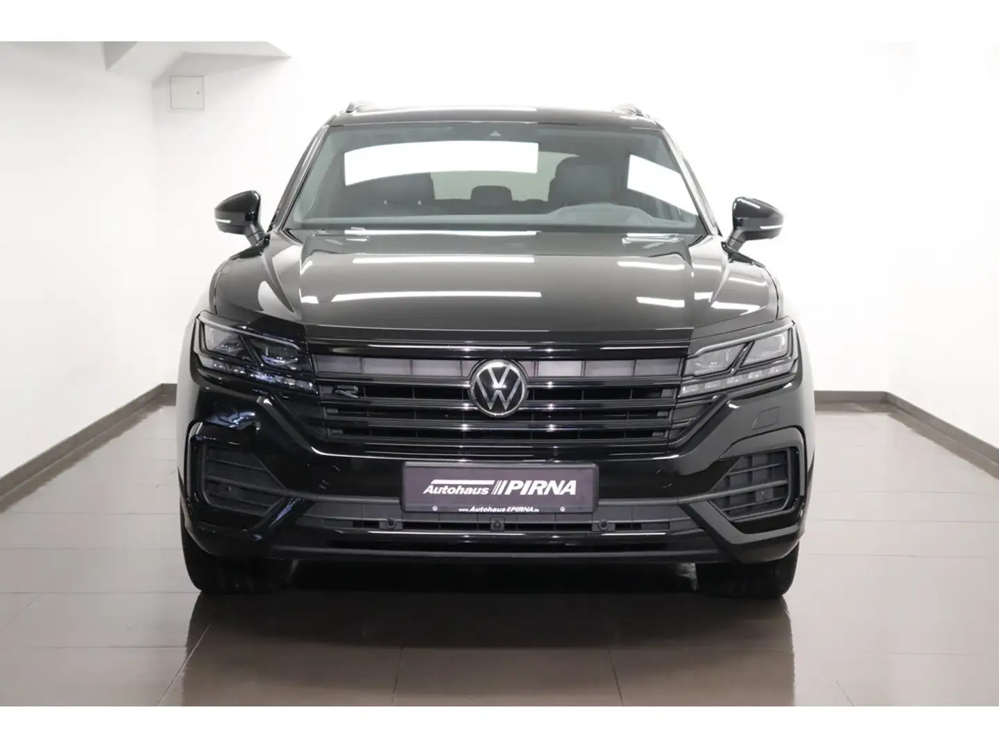 Volkswagen Touareg 3.0 V6 R-Line 4Motion Matrix Panorama Nero - 2