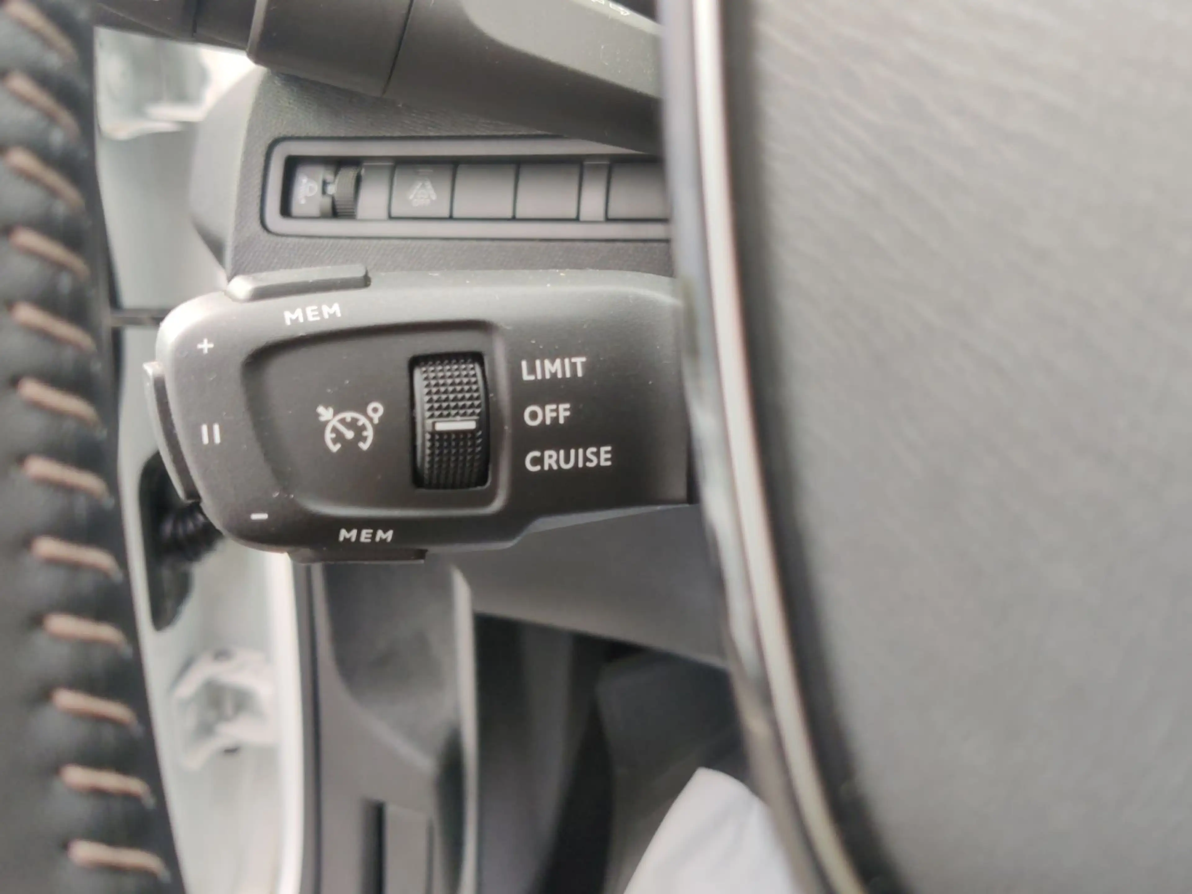 Peugeot 5008 Allure Pack PureTech 130 7-Sitzer Kamera 30 — photo 15