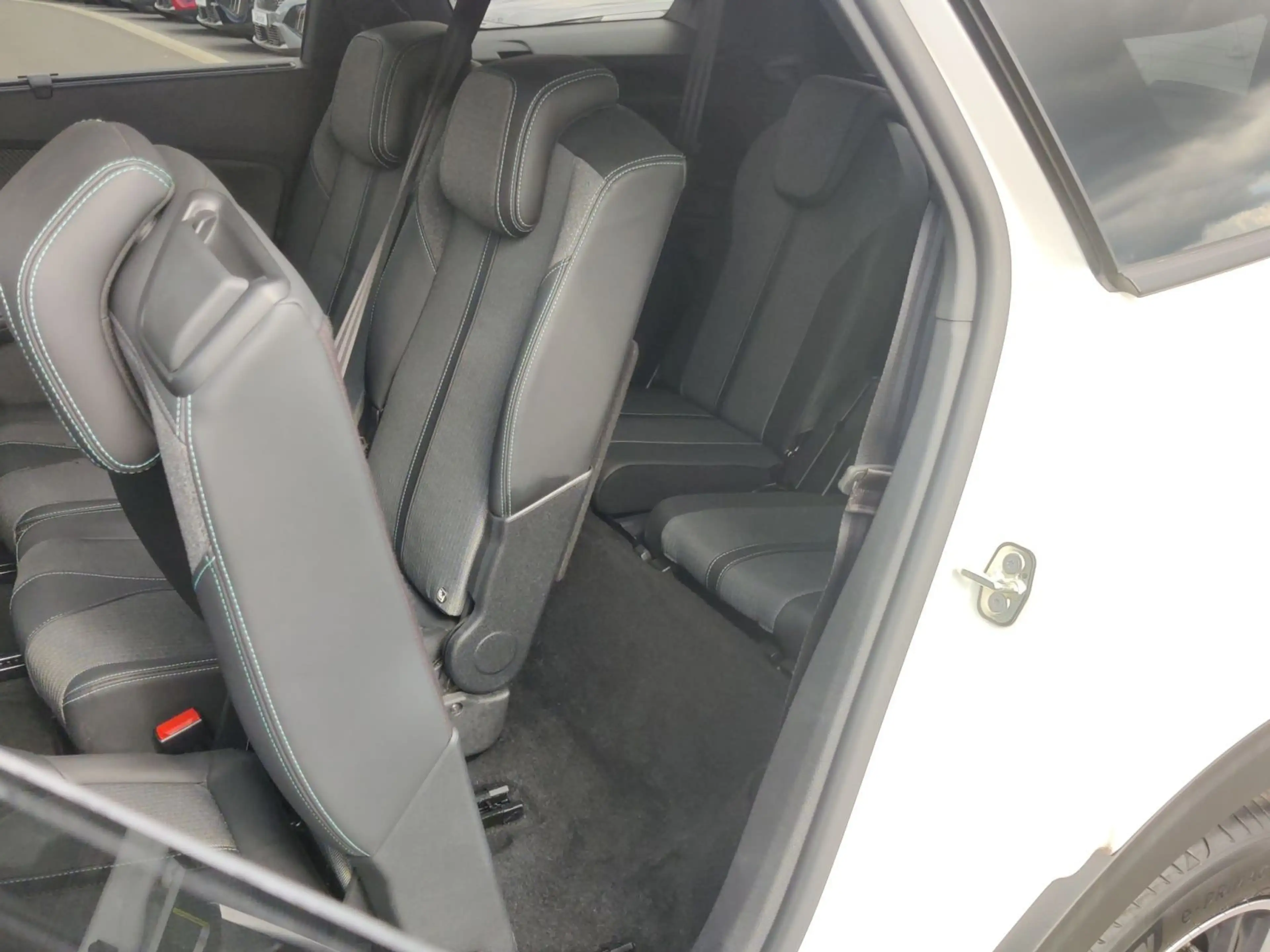 Peugeot 5008 Allure Pack PureTech 130 7-Sitzer Kamera 30 — photo 16