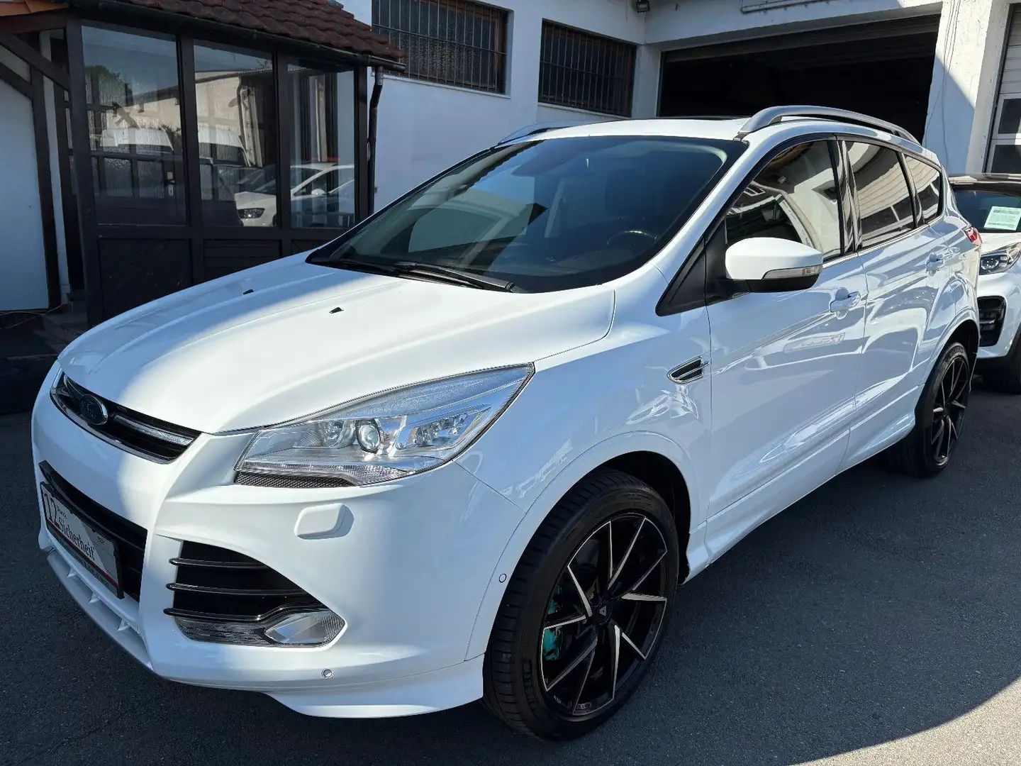 Ford Kuga 2.0 TDCi 4x4 Individual AHK KAM PANO XENON Blanc - 1