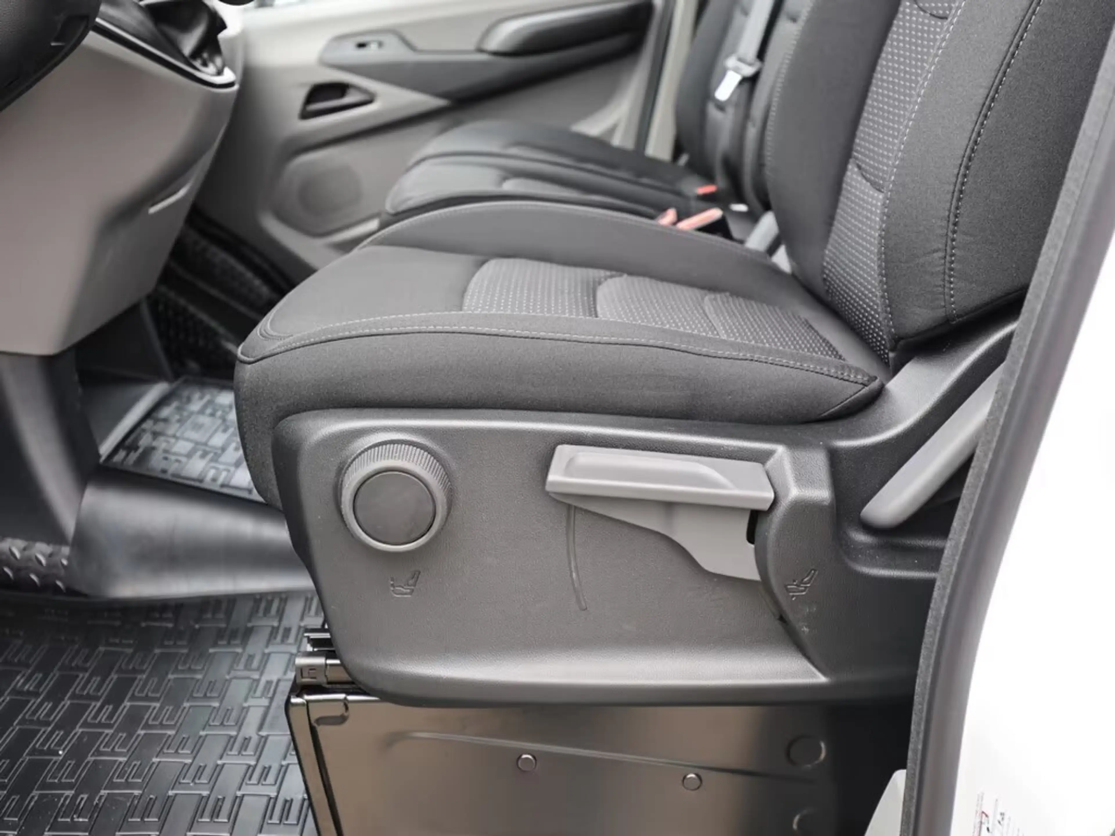 Maxus Deliver 9 Deliver 9 Kasten 2.0 D L3H2 — photo 5