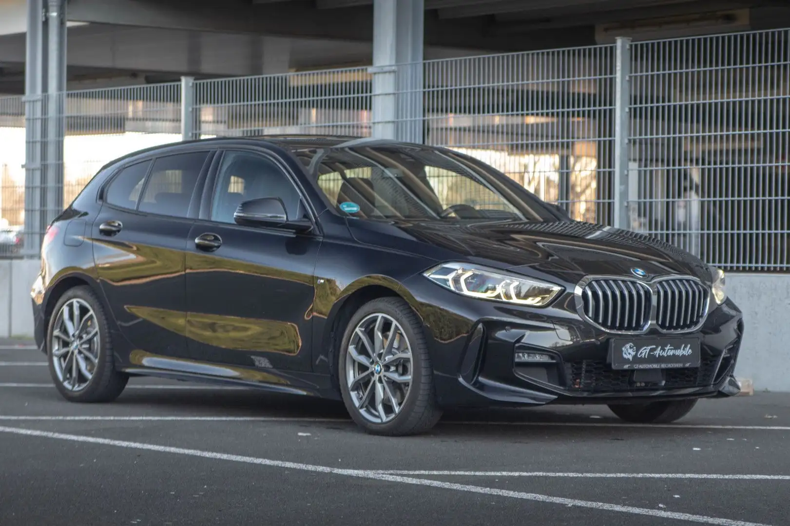 BMW 120 i Lim. Aut.*M Sport*KAM*PANO*LRH*AppleCarPlay Schwarz - 2