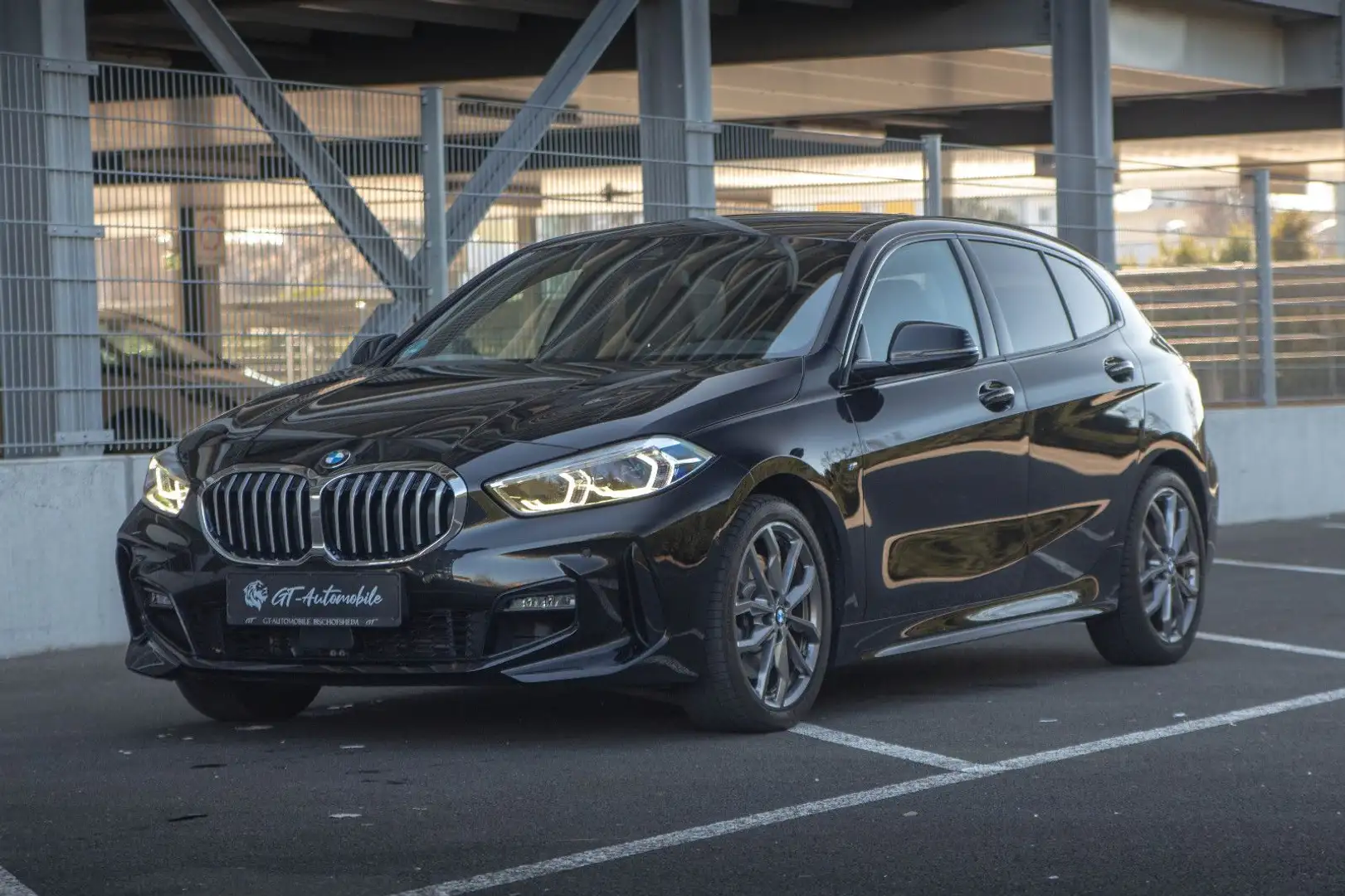BMW 120 i Lim. Aut.*M Sport*KAM*PANO*LRH*AppleCarPlay Schwarz - 1