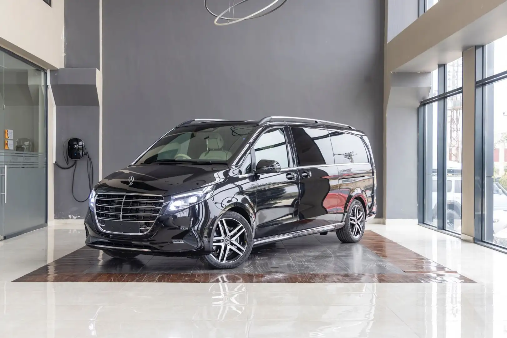Mercedes-Benz V 300 - V-Klasse - VIP ROYAL - ROVELVER - 2025 Černá - 2