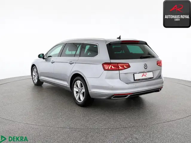 Volkswagen Passat view 3