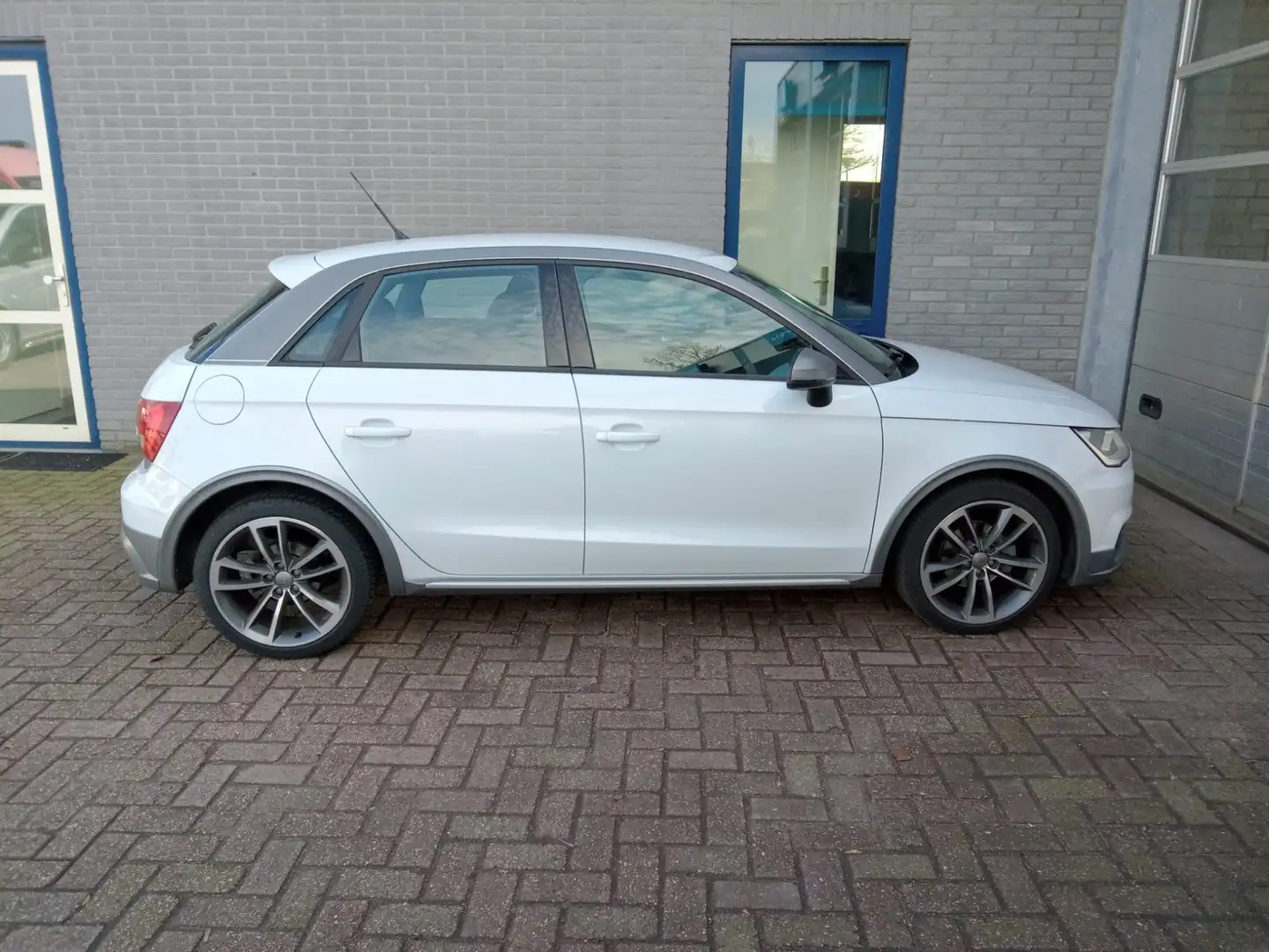 Audi A1 Sportback 1.0 TFSI Active Inclusief afleveringskos Weiß - 2