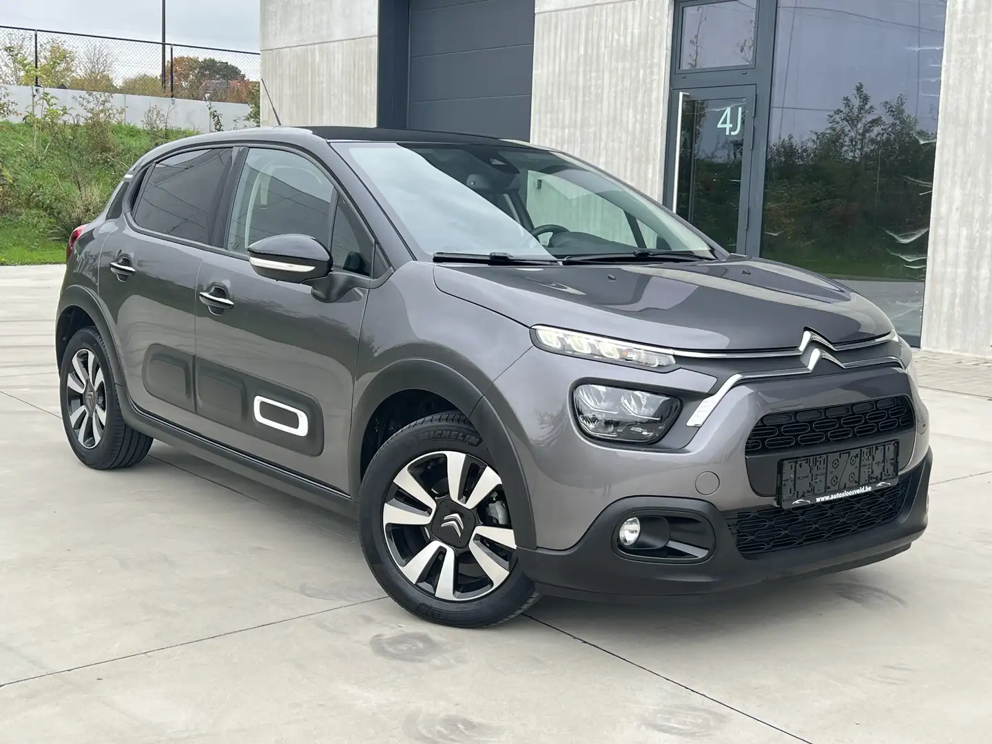 Citroen C3 1.2i PureTech Euro 6d/ CARPLAY/ LED/ KEYLESS/ PDC Grau - 1